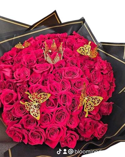 Arrives wrapped in black and gold Korean paper, the rage on social media, arrives with gold crown and 3 golden butterflies nestled in the roses. Present your valentine that wow factor gift.

Please note: flowers do not have water source